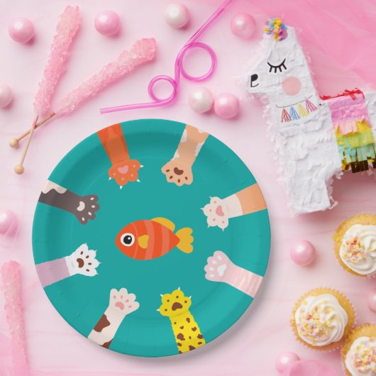 Grappig ontwerp dat katten spelen om vis op klassi papieren bordje (Feest)