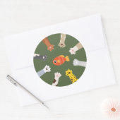 Grappig ontwerp dat katten spelen om vis te vangen ronde sticker (Envelop)