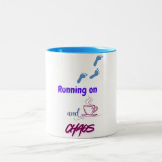 Grappig ontwerp op koffie en chaos tweekleurige koffiemok
