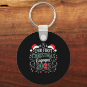 Grappig Onze Eerste Kerst Verloving 2025 Koppel Py Sleutelhanger (Voorkant)