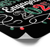 Grappig Onze Eerste Kerst Verloving 2025 Koppelpyj Poster (Hoek)