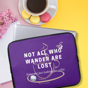 Grappig op zoek naar koffie citaat paars laptop sleeve