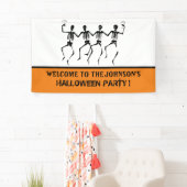 Grappig Oranje en Zwarte Dansende Skelet Halloween Spandoek (Insitu)
