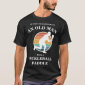 Grappig Oud Man Pickleball Paddle Player Retro T-shirt (Voorkant)