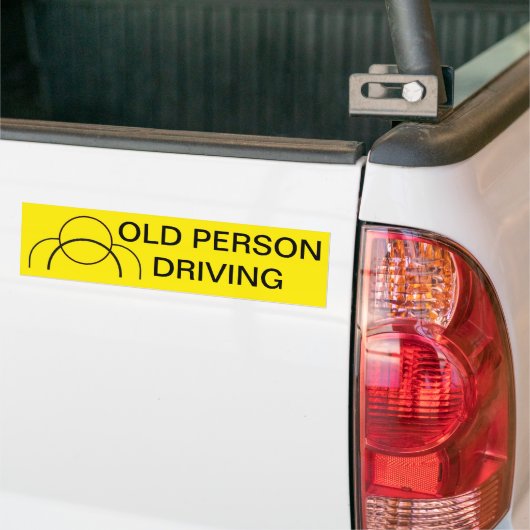 Grappig oud rijdend persoon bumpersticker (Op Truck)