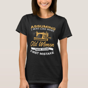 Grappig oude vrouwen die overvallen zien t-shirt