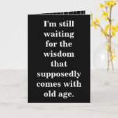Grappig Ouderdom verjaardag citaat op zwart Kaart (Gele Bloem)