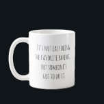 Grappig Ouderschap Mam Pap Favoriete Ouder Quote Koffiemok<br><div class="desc">Vier je rol als de "favoriete ouder" met deze humoristische en stijlvolle koffie-mok! Met de speelse boodschap: "Het is niet gemakkelijk om de favoriete ouder te zijn ... maar iemand moet het doen", is deze mok ideaal voor een beetje ochtendzelfliefde of een luchtig cadeau voor ouders die weten dat ze...</div>