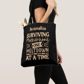 Grappig Overleven Moederschap Eén Meltdown tegelij Tote Bag (Dichtbij)