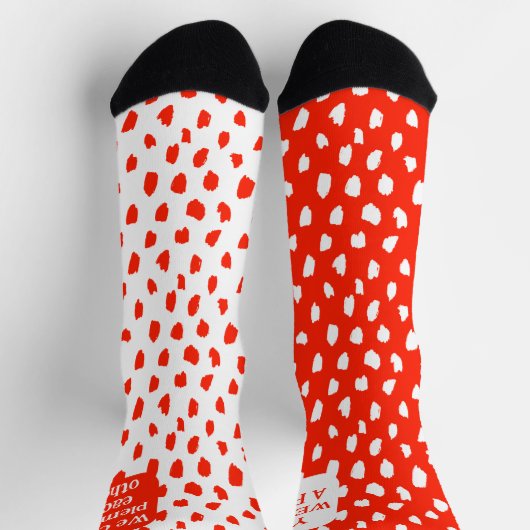 Grappig paar van tegenovergestelde gekleurde rood  sokken (Top)