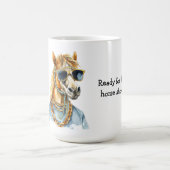 Grappig paard mok klaar voor het paard show. (Center)