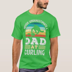 Grappig pap bij Curling Fatherx27s Day Gift Mannen T-shirt