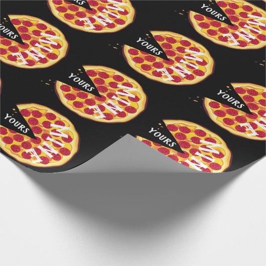 Grappig pepperoni pizza schattig feest zwart cadeaupapier (Hoek)