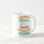 Grappig piano-uitrusting voor een pianist koffiemok (Voorkant rechts)