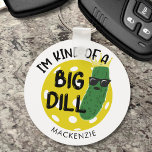 Grappig Pickleball Pickle, ik ben een soort van gr Sleutelhanger<br><div class="desc">Grappig gepersonaliseerde pickleball sleutelhanger voor de pickleball enthousiast met het humoristische gezegde dat ik SOORT EEN BIG DILL met een dill picknkle en pickleball met een naam, monogram of aangepaste tekst. Fun cadeau voor hem of haar. BIJSTAND: Voor hulp bij ontwerpwijziging of personalisatie, kleurverandering, het overbrengen van het ontwerp naar...</div>