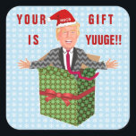 Grappig President Donald Trump Christmas Yuuge Gif Vierkante Sticker<br><div class="desc">Op dit humoristische kerstcadeau sticker ontwerp houdt het Amerikaanse President Donald Trump zijn handen omhoog terwijl hij uit een geschenkdoos komt en een kerstmuts draagt met zijn MAGA-slogan erop. Hij zegt: "Je gave is enorm!" U kunt de begroeting op de rug veranderen door de gemakkelijke sjabloon.</div>