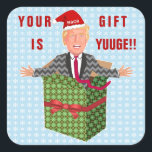 Grappig President Donald Trump Christmas Yuuge Gif Vierkante Sticker<br><div class="desc">Op dit humoristische kerstcadeau sticker ontwerp houdt het Amerikaanse President Donald Trump zijn handen omhoog terwijl hij uit een geschenkdoos komt en een kerstmuts draagt met zijn MAGA-slogan erop. Hij zegt: "Je gave is enorm!" U kunt de begroeting op de rug veranderen door de gemakkelijke sjabloon.</div>