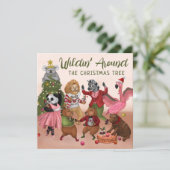 Grappig ravotten rond de kerstboom feestdagenkaart (Staand voorkant)