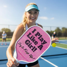 Grappig roze en zwart spelen als een meisje pickleball paddle