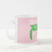 Grappig roze, maak je geen zorgen dat je me kunt r matglas koffiemok (Links)