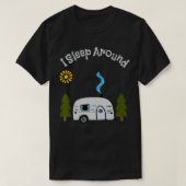 Grappig sarcastisch ik slaap rond RV Camping Buite T-shirt (Design voorkant)