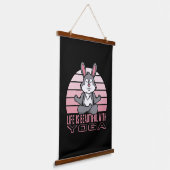 Grappig schattig konijn met yoga. hangend wandkleed (Gebogen)