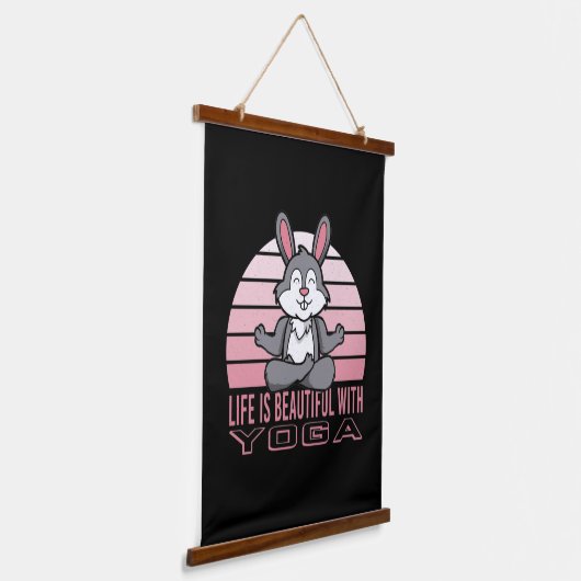 Grappig schattig konijn met yoga. hangend wandkleed (Gebogen)