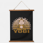 Grappig schattige aap die yoga doet. hangend wandkleed (Voorkant)