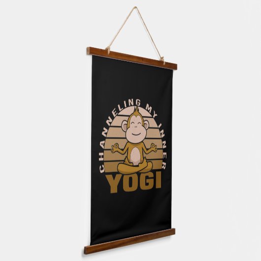 Grappig schattige aap die yoga doet. hangend wandkleed (Gebogen)
