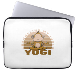 Grappig schattige aap die yoga doet. laptop sleeve