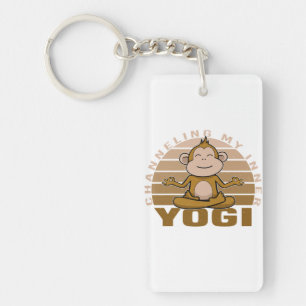 Grappig schattige aap die yoga doet. sleutelhanger