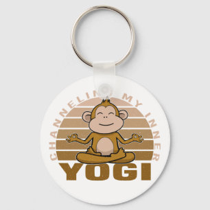 Grappig schattige aap die yoga doet. sleutelhanger