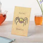 Grappig schattige cartoon van de fluffiasappel reclamebord met voetstuk (Insitu)