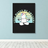 Grappig schattige eenhoorn die yoga doet. canvas afdruk (Insitu (Houten vloer))