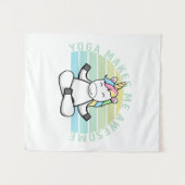 Grappig schattige eenhoorn die yoga doet. wandkleed (Voorkant (horizontaal))