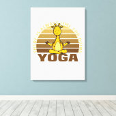Grappig schattige giraffe die yoga doet. canvas afdruk (Insitu (Houten vloer))