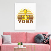 Grappig schattige giraffe die yoga doet. canvas afdruk (Insitu (Woonkamer))