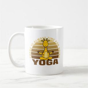 Grappig schattige giraffe die yoga doet. koffiemok