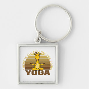 Grappig schattige giraffe die yoga doet. sleutelhanger