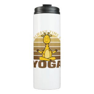 Grappig schattige giraffe die yoga doet. thermosbeker