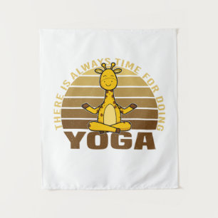 Grappig schattige giraffe die yoga doet. wandkleed