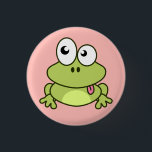 Grappig schattige kikkervis cartoon ronde button 3,2 cm<br><div class="desc">Deze grappige kikker heeft zijn tong eruit.
Met zijn grote ogen ziet hij er echt gek uit.
Het punt heeft een rood-roze achtergrond.</div>