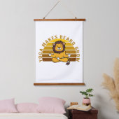 Grappig schattige leeuw die yoga doet. hangend wandkleed (Slaapkamer)