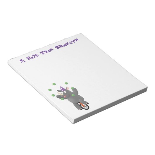 Grappig schattige neushoorns over eenwieler notitieblok (Schuin)