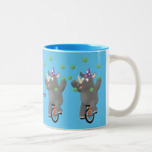 Grappig schattige neushoorns over eenwieler tweekleurige koffiemok