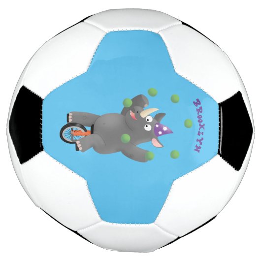 Grappig schattige neushoorns over eenwieler voetbal (Gedraaid)