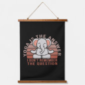Grappig schattige olifant die yoga doet. Grappig y Hangend Wandkleed (Voorkant)