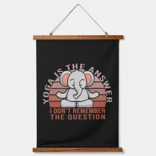 Grappig schattige olifant die yoga doet. Grappig y Hangend Wandkleed