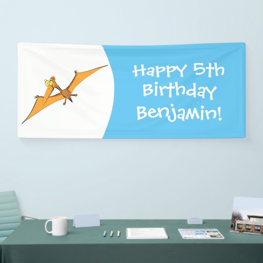 Grappig schattige oranje vliegende pterodactylcart spandoek (Beurs)