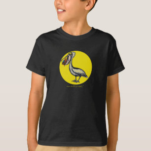 Grappig schattige pelikaan met woedende visT-shirt T-shirt